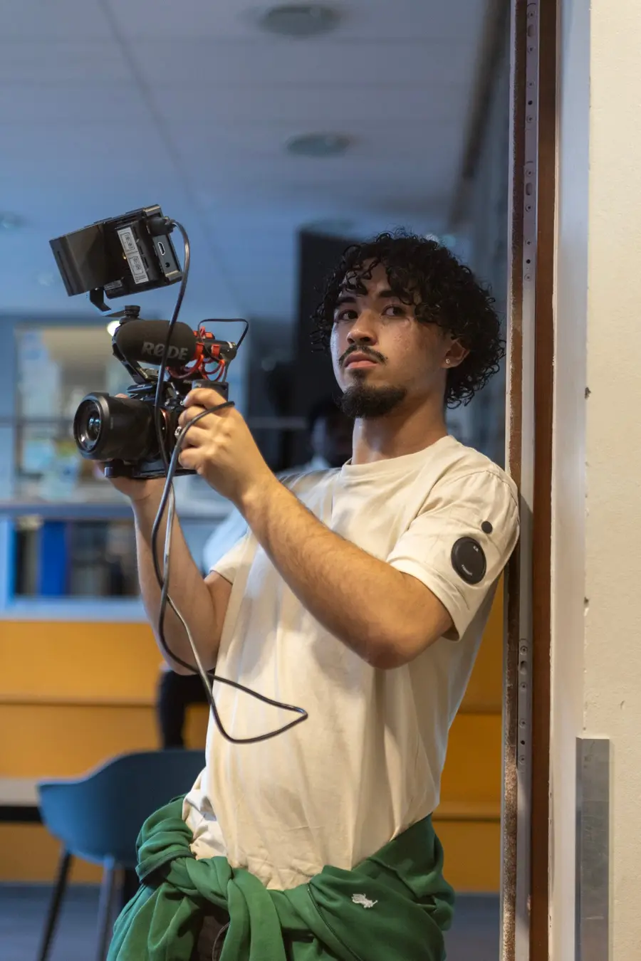 Un bénévole filme l'événement, caméra à la main