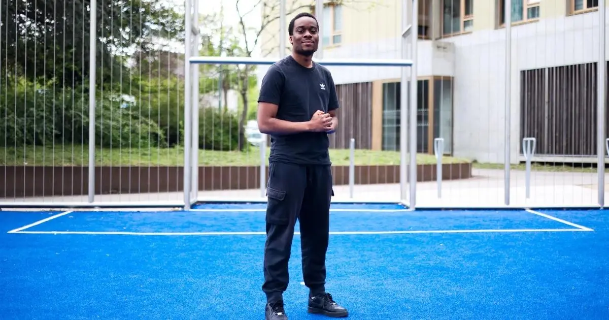 Aaron Tuzola debout sur le city stade de l'esplanade René-Cassin