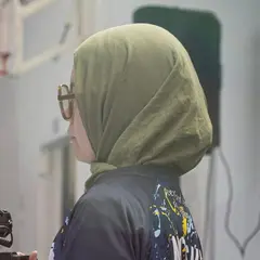 Esma Randrianasolo filme le tournoi, de profil, en maillot des Paramètres