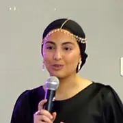 Hiba El Megrini, micro en main, lors d'une présentation de l'association