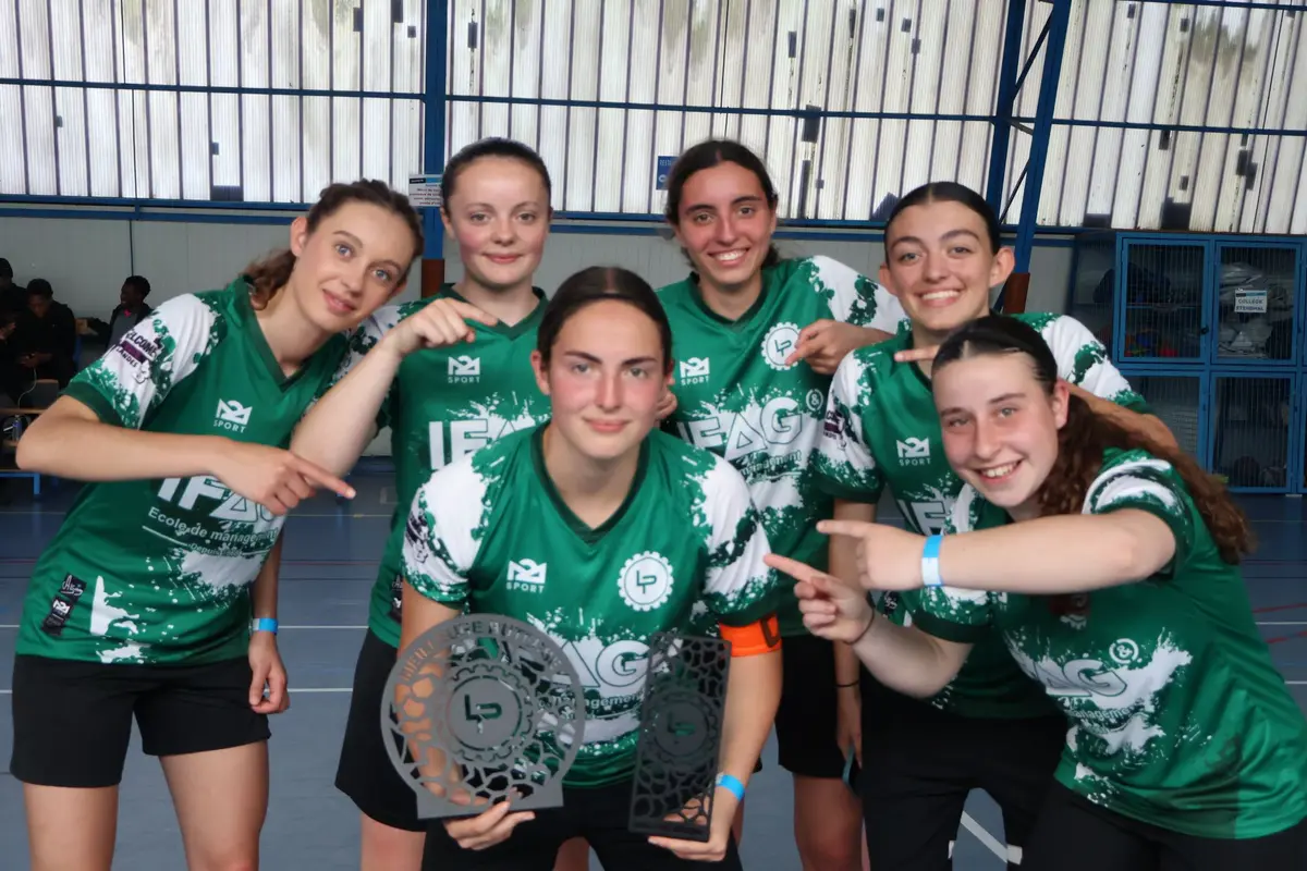 Six joueuses en maillots verts montrent leurs trophées, dont celui de la meilleure buteuse